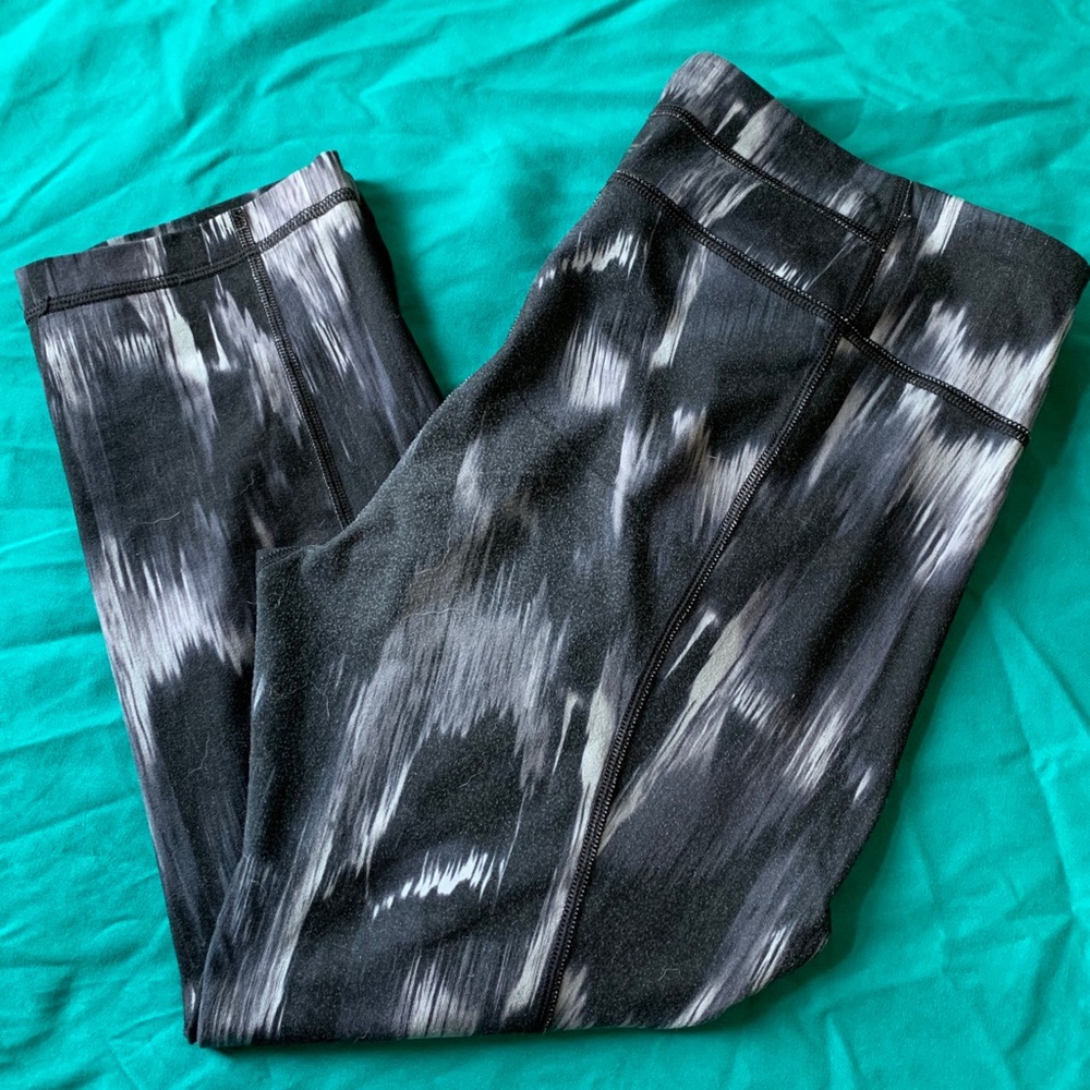 Women’s Under Armour cropped leggings, medium